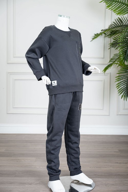 طقم قطعتين ولادي شتوي لون رصاصي مزين بكتابات من الأمام بلوزة ياقة دائرية بجيب و أكمام طويلة و بنطلون طويل