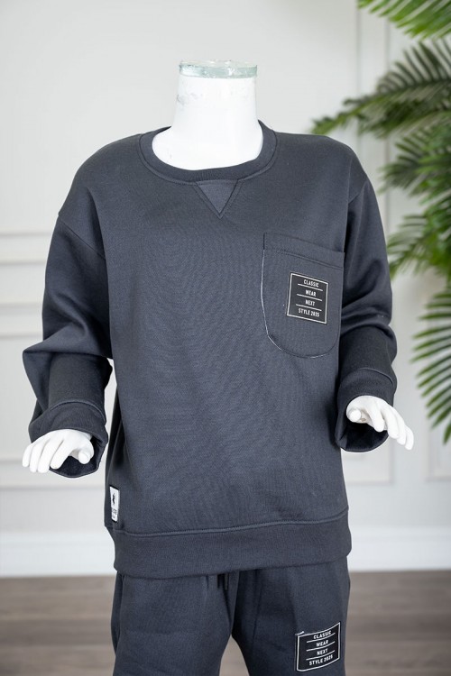 طقم قطعتين ولادي شتوي لون رصاصي مزين بكتابات من الأمام بلوزة ياقة دائرية بجيب و أكمام طويلة و بنطلون طويل