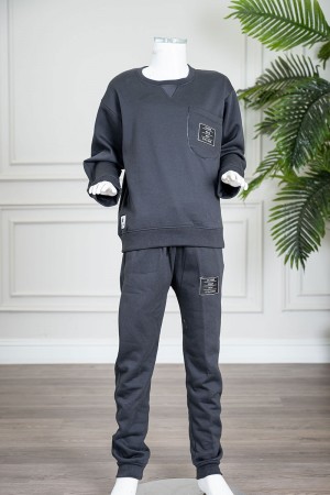 طقم قطعتين ولادي شتوي لون رصاصي مزين بكتابات من الأمام بلوزة ياقة دائرية بجيب و أكمام طويلة و بنطلون طويل 