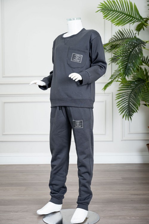 طقم قطعتين ولادي شتوي لون رصاصي مزين بكتابات من الأمام بلوزة ياقة دائرية بجيب و أكمام طويلة و بنطلون طويل