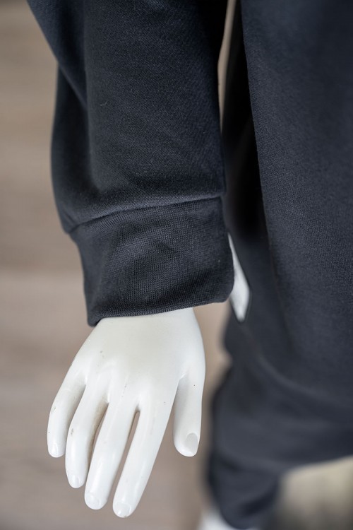 طقم قطعتين ولادي شتوي لون رصاصي مزين بكتابات من الأمام بلوزة ياقة دائرية بجيب و أكمام طويلة و بنطلون طويل