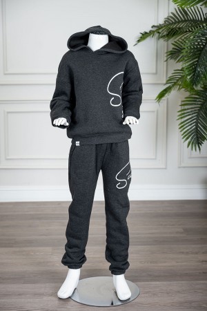 طقم قطعتين ولادي شتوي لون أسود مزين بكتابات من الأمام بلوزة بقبعة متصلة و بأكمام طويلة و بنطلون طويل