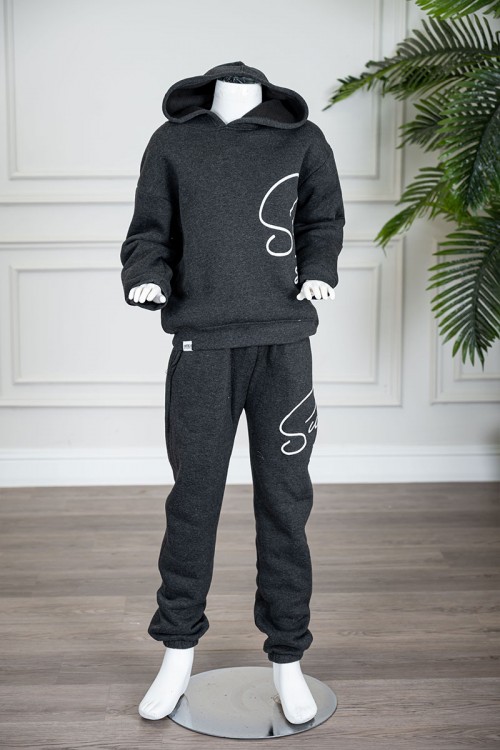 طقم قطعتين ولادي شتوي لون أسود مزين بكتابات من الأمام بلوزة بقبعة متصلة و بأكمام طويلة و بنطلون طويل