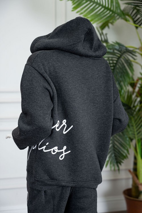 طقم قطعتين ولادي شتوي لون أسود مزين بكتابات من الأمام بلوزة بقبعة متصلة و بأكمام طويلة و بنطلون طويل