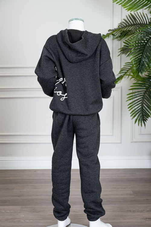 طقم قطعتين ولادي شتوي لون أسود مزين بكتابات من الأمام بلوزة بقبعة متصلة و بأكمام طويلة و بنطلون طويل