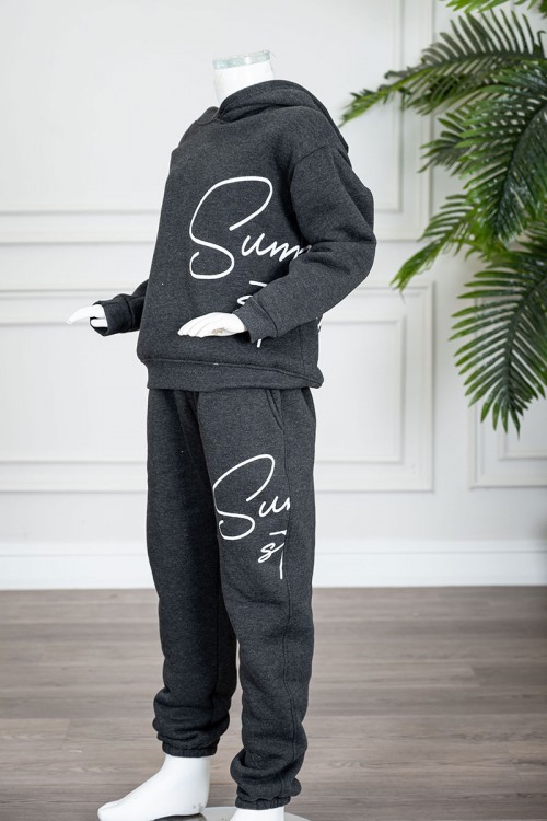 طقم قطعتين ولادي شتوي لون أسود مزين بكتابات من الأمام بلوزة بقبعة متصلة و بأكمام طويلة و بنطلون طويل