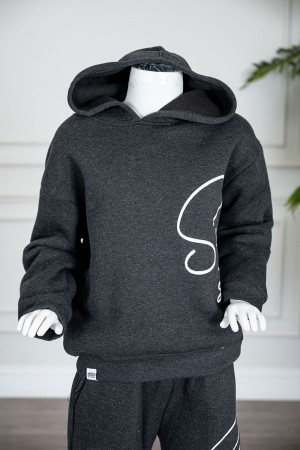 طقم قطعتين ولادي شتوي لون أسود مزين بكتابات من الأمام بلوزة بقبعة متصلة و بأكمام طويلة و بنطلون طويل