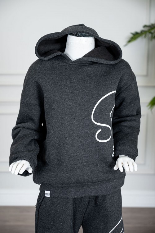 طقم قطعتين ولادي شتوي لون أسود مزين بكتابات من الأمام بلوزة بقبعة متصلة و بأكمام طويلة و بنطلون طويل