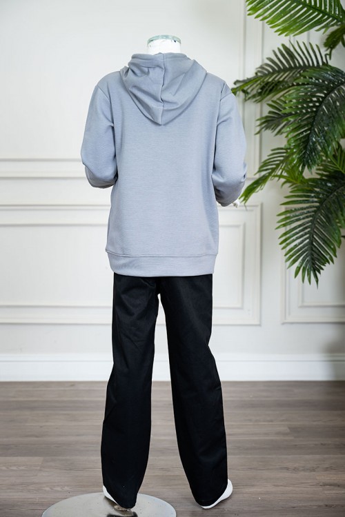 طقم-قطعتين-ولادي-شتوي-بلوزة-لون-سماوي-مزينة-بكتابات-من-الأمام-بقبعة-متصلة