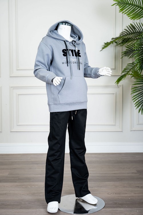 طقم-قطعتين-ولادي-شتوي-بلوزة-لون-سماوي-مزينة-بكتابات-من-الأمام-بقبعة-متصلة