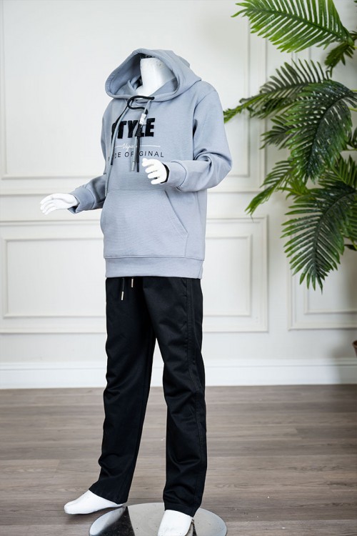 طقم-قطعتين-ولادي-شتوي-بلوزة-لون-سماوي-مزينة-بكتابات-من-الأمام-بقبعة-متصلة