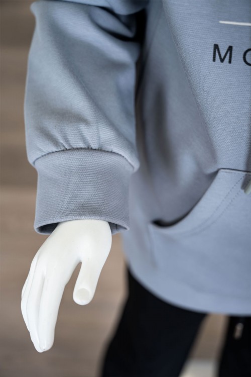 طقم-قطعتين-ولادي-شتوي-بلوزة-لون-سماوي-مزينة-بكتابات-من-الأمام-بقبعة-متصلة