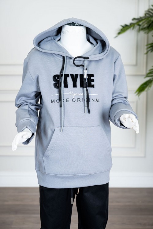 طقم-قطعتين-ولادي-شتوي-بلوزة-لون-سماوي-مزينة-بكتابات-من-الأمام-بقبعة-متصلة