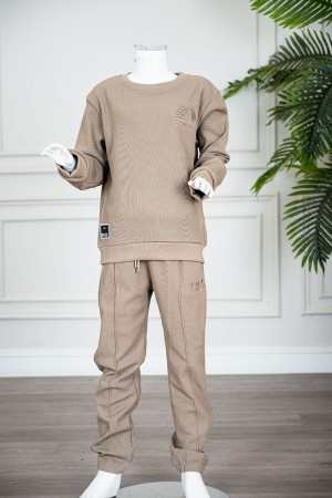 طقم قطعتين ولادي شتوي لون بيج غامق مزين بكتابات من الأمام بلوزة ياقة دائرية بأكمام طويلة و بنطلون طويل برباط في الخصر 