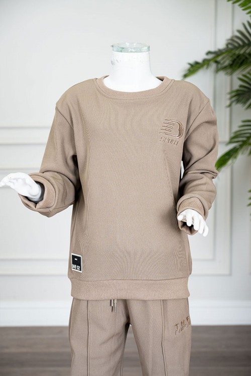 طقم قطعتين ولادي شتوي لون بيج غامق مزين بكتابات من الأمام بلوزة ياقة دائرية بأكمام طويلة و بنطلون طويل برباط في الخصر