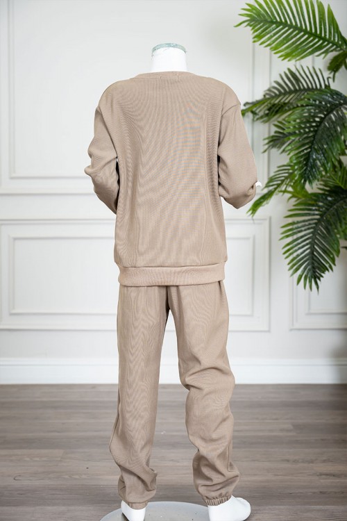 طقم قطعتين ولادي شتوي لون بيج غامق مزين بكتابات من الأمام بلوزة ياقة دائرية بأكمام طويلة و بنطلون طويل برباط في الخصر