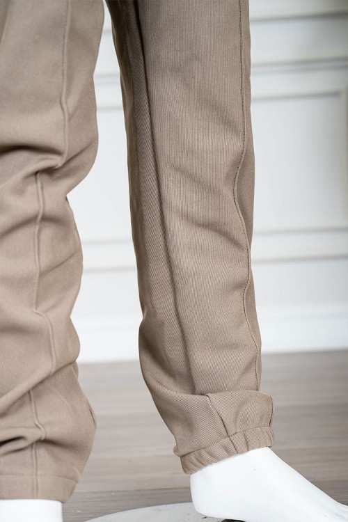 طقم قطعتين ولادي شتوي لون بيج غامق مزين بكتابات من الأمام بلوزة ياقة دائرية بأكمام طويلة و بنطلون طويل برباط في الخصر