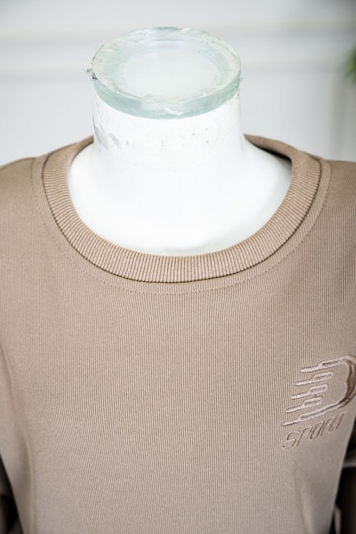 طقم قطعتين ولادي شتوي لون بيج غامق مزين بكتابات من الأمام بلوزة ياقة دائرية بأكمام طويلة و بنطلون طويل برباط في الخصر