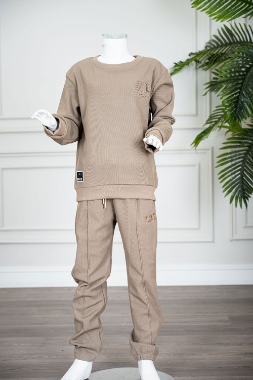 طقم قطعتين ولادي شتوي لون بيج غامق مزين بكتابات من الأمام بلوزة ياقة دائرية بأكمام طويلة و بنطلون طويل برباط في الخصر