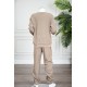 طقم قطعتين ولادي شتوي لون بيج غامق مزين بكتابات من الأمام بلوزة ياقة دائرية بأكمام طويلة و بنطلون طويل برباط في الخصر