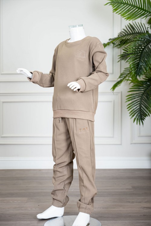طقم قطعتين ولادي شتوي لون بيج غامق مزين بكتابات من الأمام بلوزة ياقة دائرية بأكمام طويلة و بنطلون طويل برباط في الخصر