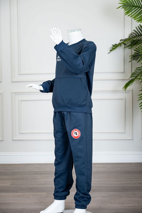 طقم قطعتين ولادي شتوي لون كحلي مزين بكتابات من الأمام بلوزة ياقة دائرية بجيوب و أكمام طويلة و بنطلون طويل بطبعات