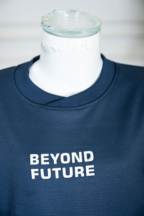 طقم قطعتين ولادي شتوي لون كحلي مزين بكتابات من الأمام بلوزة ياقة دائرية بجيوب و أكمام طويلة و بنطلون طويل بطبعات