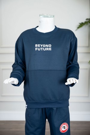 طقم قطعتين ولادي شتوي لون كحلي مزين بكتابات من الأمام بلوزة ياقة دائرية بجيوب و أكمام طويلة و بنطلون طويل بطبعات