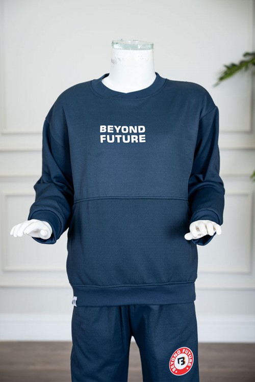 طقم قطعتين ولادي شتوي لون كحلي مزين بكتابات من الأمام بلوزة ياقة دائرية بجيوب و أكمام طويلة و بنطلون طويل بطبعات