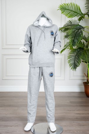 طقم قطعتين ولادي شتوي لون رمادي مزين بكتابات من الأمام بلوزة بقبعة متصلة و بجيوب و أكمام طويلة و بنطلون طويل برباط في الخصر و جيوب من الجانبين