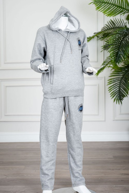 طقم-قطعتين-ولادي-شتوي-لون-رمادي-مزين-بكتابات-من-الأمام-بلوزة