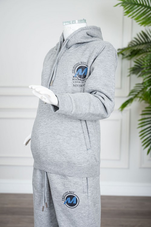 طقم-قطعتين-ولادي-شتوي-لون-رمادي-مزين-بكتابات-من-الأمام-بلوزة