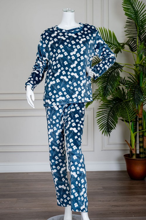 بيجاما نسائية شتوية قطعتين فرو لون كحلي مزينة بزهور باللون الأبيض ياقة دائرية و أكمام طويلة