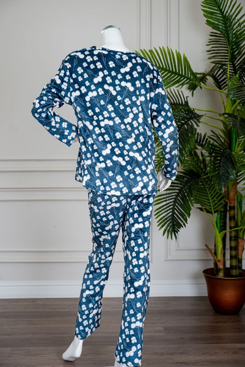 بيجاما نسائية شتوية قطعتين فرو لون كحلي مزينة بزهور باللون الأبيض ياقة دائرية و أكمام طويلة