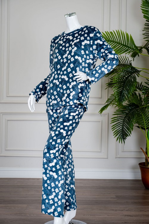 بيجاما نسائية شتوية قطعتين فرو لون كحلي مزينة بزهور باللون الأبيض ياقة دائرية و أكمام طويلة