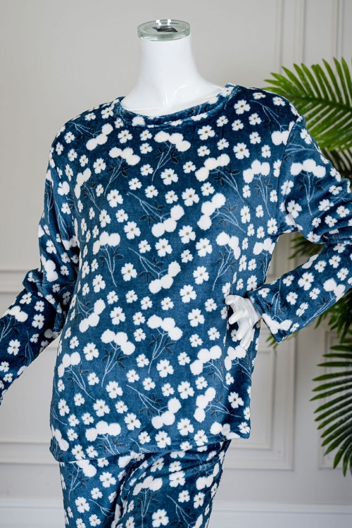 بيجاما نسائية شتوية قطعتين فرو لون كحلي مزينة بزهور باللون الأبيض ياقة دائرية و أكمام طويلة