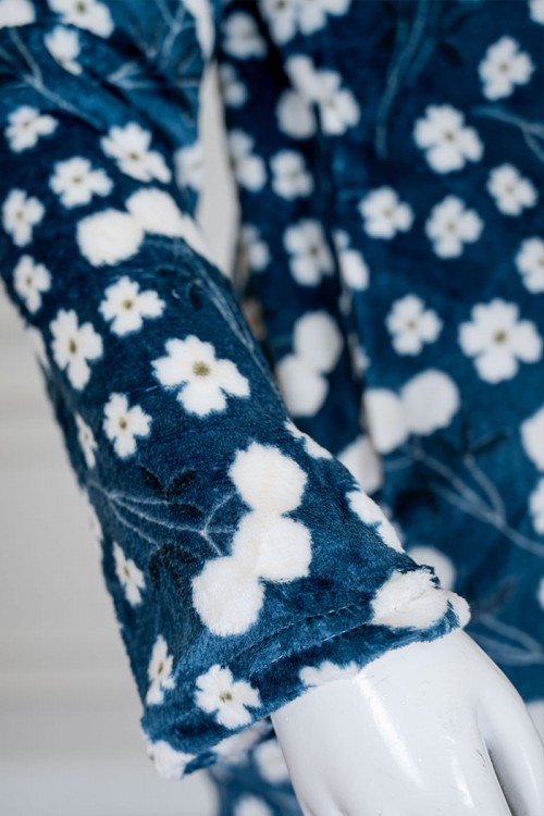 بيجاما نسائية شتوية قطعتين فرو لون كحلي مزينة بزهور باللون الأبيض ياقة دائرية و أكمام طويلة