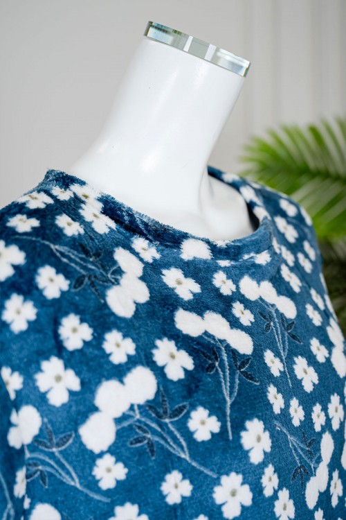 بيجاما نسائية شتوية قطعتين فرو لون كحلي مزينة بزهور باللون الأبيض ياقة دائرية و أكمام طويلة