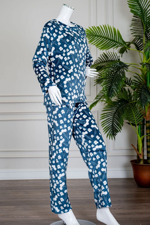 بيجاما نسائية شتوية قطعتين فرو لون كحلي مزينة بزهور باللون الأبيض ياقة دائرية و أكمام طويلة