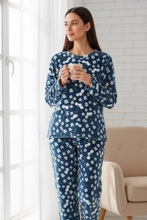 بيجاما نسائية شتوية قطعتين فرو لون كحلي مزينة بزهور باللون الأبيض ياقة دائرية و أكمام طويلة