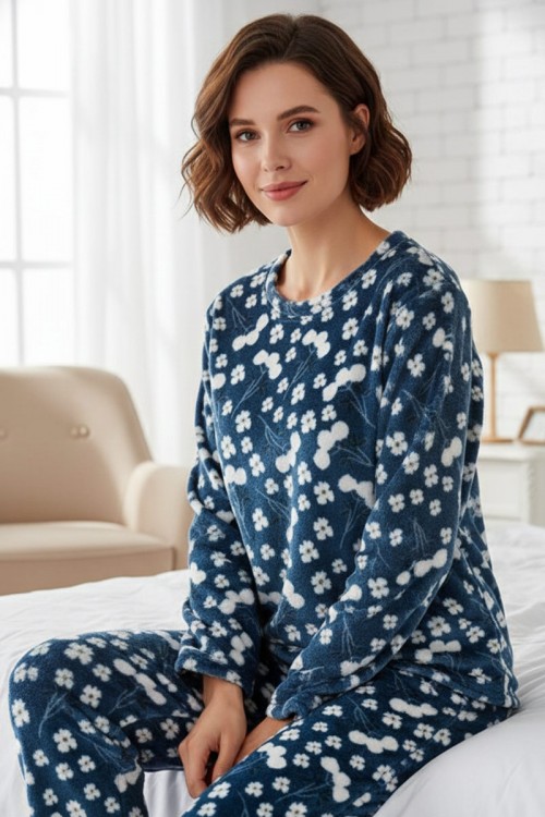 بيجاما نسائية شتوية قطعتين فرو لون كحلي مزينة بزهور باللون الأبيض ياقة دائرية و أكمام طويلة