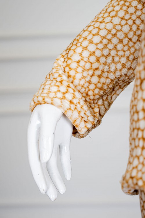 بيجاما نسائية شتوية قطعتين فرو متعددة الألوان منقطة باللون الأبيض ياقة دائرية و أكمام طويلة