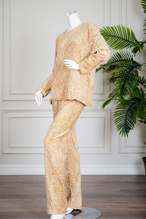 بيجاما نسائية شتوية قطعتين فرو متعددة الألوان منقطة باللون الأبيض ياقة دائرية و أكمام طويلة