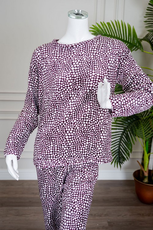 بيجاما نسائية شتوية قطعتين فرو متعددة الألوان منقطة باللون الأبيض ياقة دائرية و أكمام طويلة