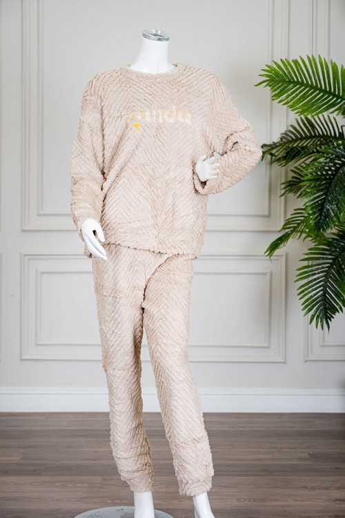 بيجاما نسائية شتوية قطعتين فرو متعددة الألوان مزينة بكتابات من الأمام ياقة دائرية و أكمام طويلة