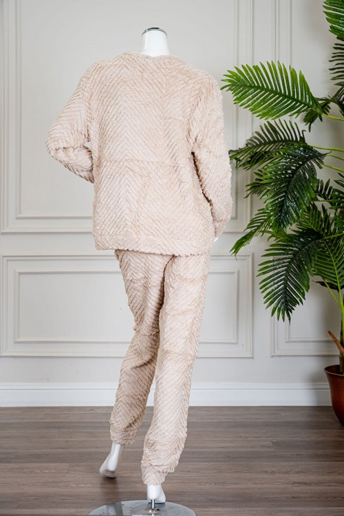 بيجاما نسائية شتوية قطعتين فرو متعددة الألوان مزينة بكتابات من الأمام ياقة دائرية و أكمام طويلة