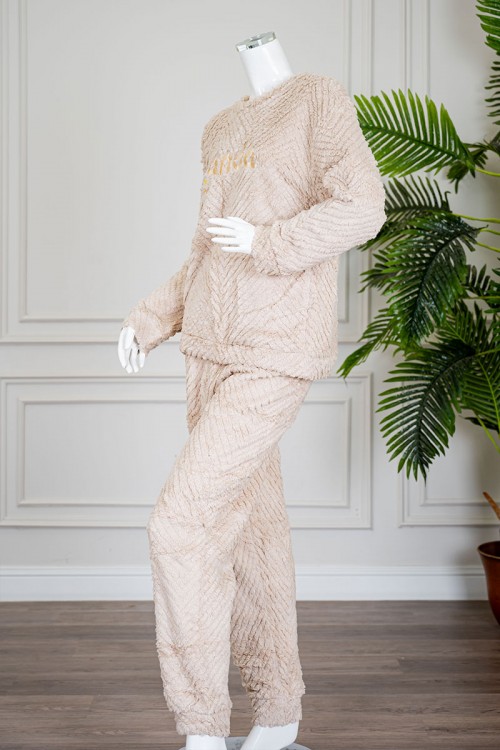 بيجاما نسائية شتوية قطعتين فرو متعددة الألوان مزينة بكتابات من الأمام ياقة دائرية و أكمام طويلة