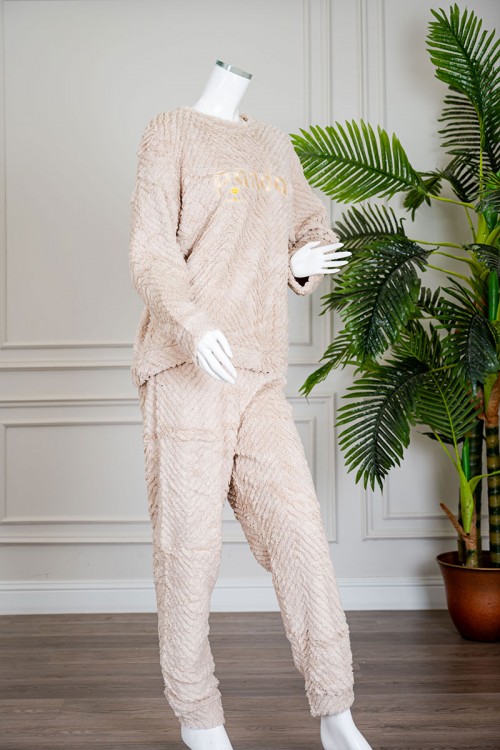 بيجاما نسائية شتوية قطعتين فرو متعددة الألوان مزينة بكتابات من الأمام ياقة دائرية و أكمام طويلة