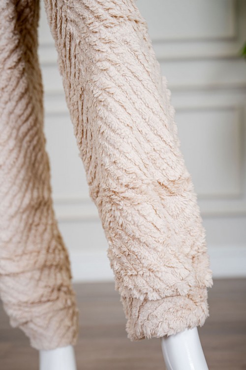 بيجاما نسائية شتوية قطعتين فرو متعددة الألوان مزينة بكتابات من الأمام ياقة دائرية و أكمام طويلة