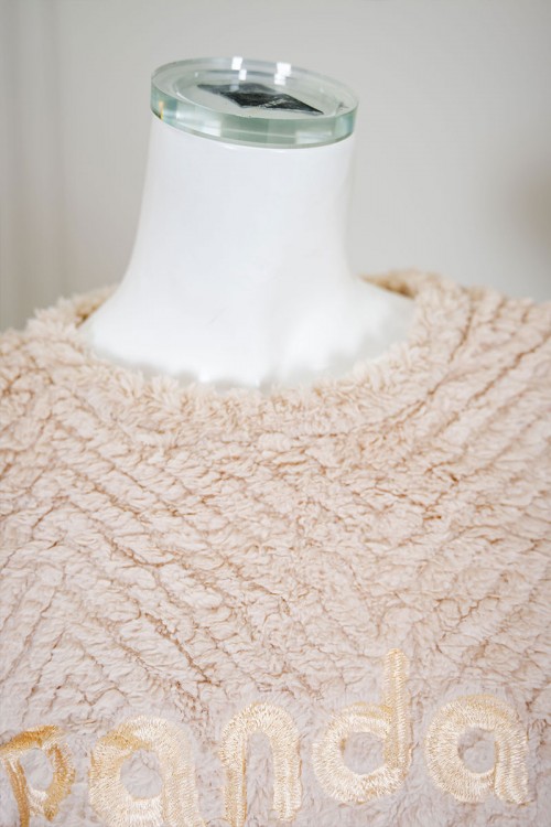 بيجاما نسائية شتوية قطعتين فرو متعددة الألوان مزينة بكتابات من الأمام ياقة دائرية و أكمام طويلة